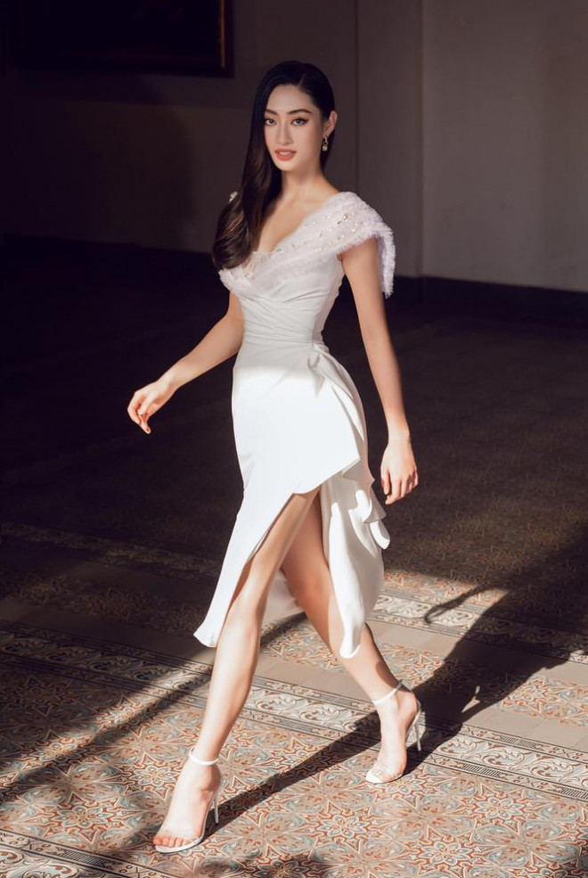 Đỗ Thị Hà nền nã với áo dài, Hoàng Thuỳ diện váy xuyên thấu hoá 'mỹ nhân ngư' - 6