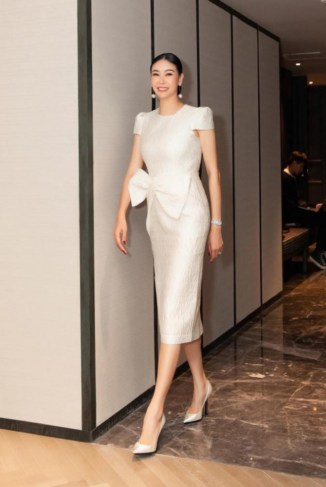 Đỗ Thị Hà nền nã với áo dài, Hoàng Thuỳ diện váy xuyên thấu hoá 'mỹ nhân ngư' - 7