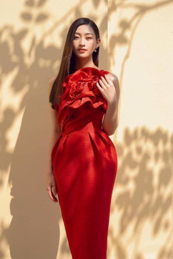 Đỗ Thị Hà nền nã với áo dài, Hoàng Thuỳ diện váy xuyên thấu hoá 'mỹ nhân ngư' - 4