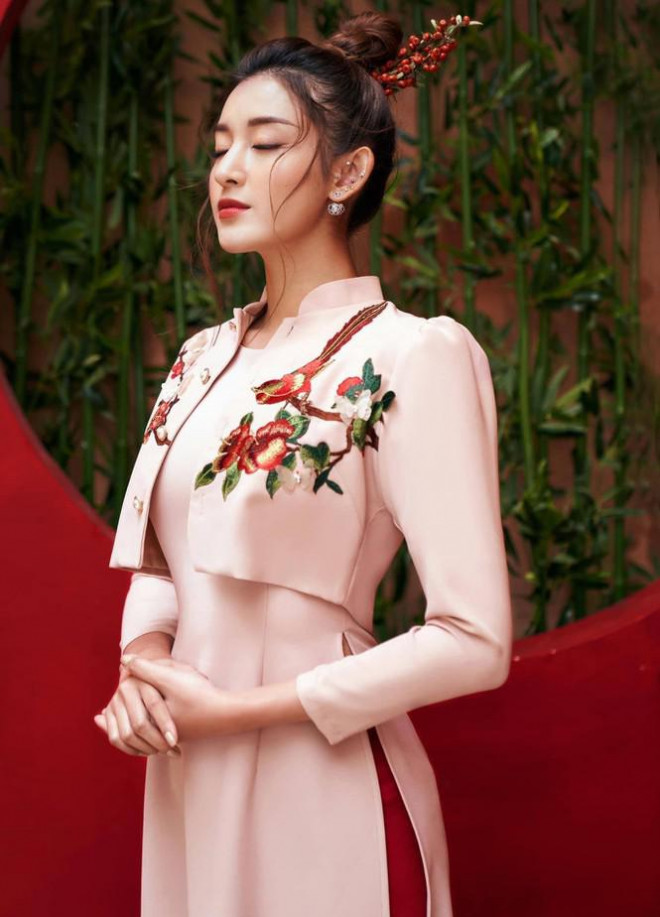 Đỗ Thị Hà nền nã với áo dài, Hoàng Thuỳ diện váy xuyên thấu hoá 'mỹ nhân ngư' - 9