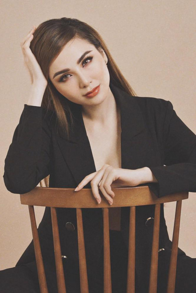 Đỗ Thị Hà nền nã với áo dài, Hoàng Thuỳ diện váy xuyên thấu hoá 'mỹ nhân ngư' - 10