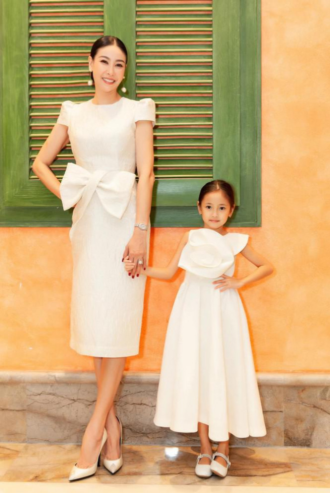 Đỗ Thị Hà nền nã với áo dài, Hoàng Thuỳ diện váy xuyên thấu hoá 'mỹ nhân ngư' - 8