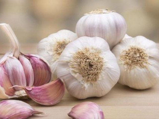 Sức khỏe đời sống - 4 thực phẩm "đại kỵ" với tỏi, tuyệt đối không ăn cùng nhau