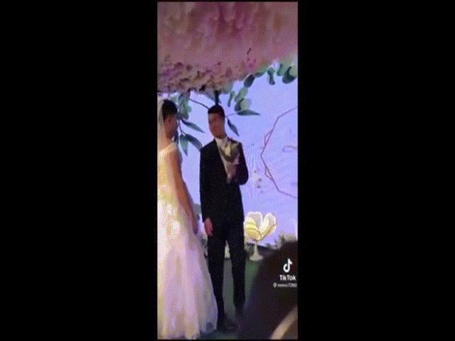 Bạn trẻ - Cuộc sống - Clip: Chú rể hết hồn khi bị cô dâu "cưỡng hôn" trong ngày cưới