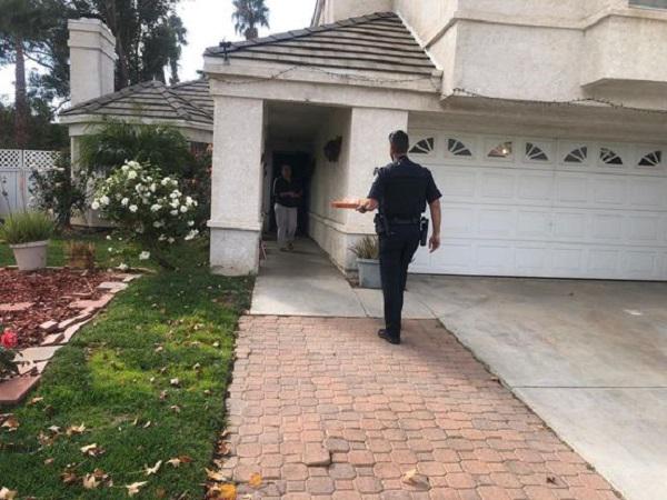 Bức ảnh nhân viên cảnh sát thay người giao hàng bị bắt giao bánh pizza tới tận nhà khách hàng được sở Cảnh sát&nbsp;Murrieta (bang California, Mỹ) đăng tải.&nbsp;