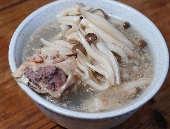 Nếu xương đã được sơ chế sạch thì lớp bọt như thế này cũng không ảnh hưởng gì