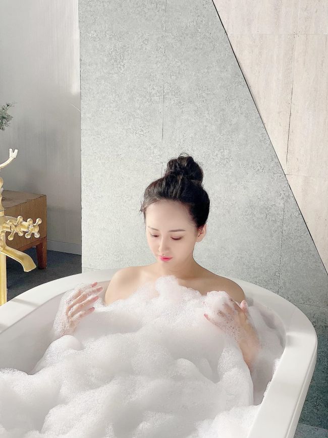 Mai Phương Thúy đã đăng tải lên trang cá nhân hình ảnh đang ngồi trong bồn tắm, khoe đôi vai trần gợi cảm.
