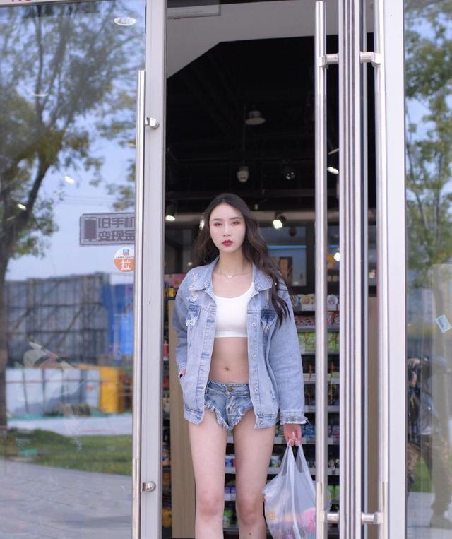 Cô gái Trung Quôc hiên ngang diện quần "không che nổi vòng 3" đi siêu thị - 1