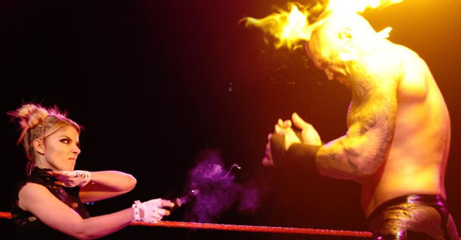 Bliss phóng lửa vào mặt đối thủ Orton