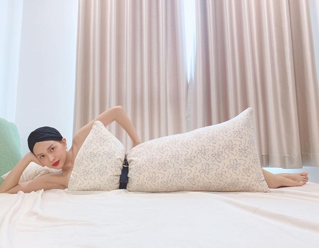 Một góc phòng ngủ của Khả Như được cô khoe khi chụp ảnh thử thách lấy gối làm váy.
