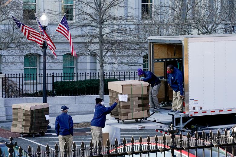 Các nhân viên đóng gói đồ đạc, chuẩn bị rời Nhà Trắng (ảnh: Reuters)