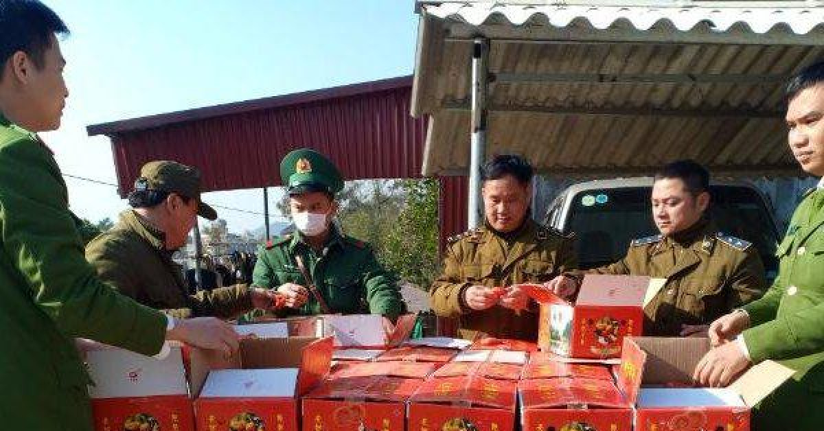 Thị trường - Tiêu dùng - Tóm gọn 2 tấn hồng sấy dẻo từ Trung Quốc, định trà trộn lẫn lộn hàng