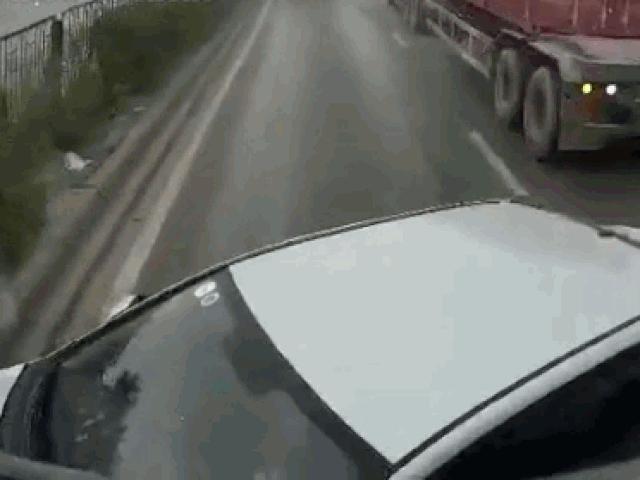 Media - Chuyển làn ẩu, ô tô con bị xe ben đâm biến dạng trên quốc lộ 5