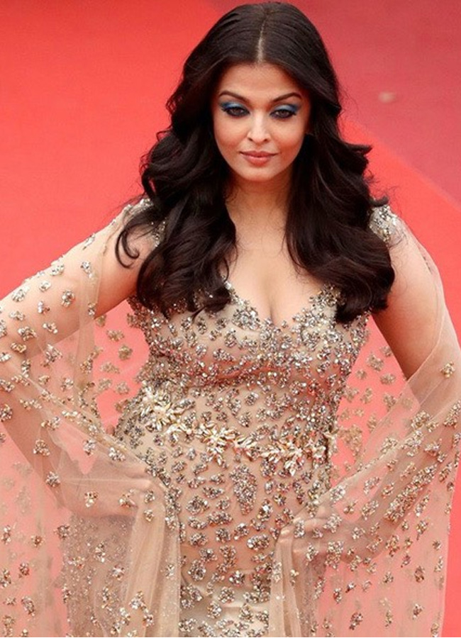 Tại Cannes 2016, người đẹp để lộ thân hình béo mũm mĩm cùng vòng 2 lớn bất thường. Tuy nhiên, không ai có thể phủ nhận Aishwarya Rai vẫn đẹp lộng lẫy cùng thần thái cực kì hút hồn.
