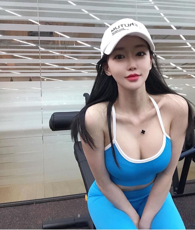 Cùng với đó là dáng hai dây đặc trưng với dáng dày, mảnh khác nhau để phái đẹp thoải mái lựa chọn.
