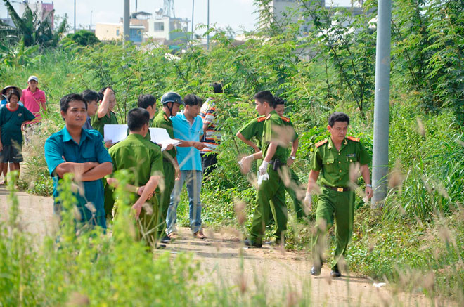 Công an khám nghiệm hiện trường nơi xảy ra vụ việc.