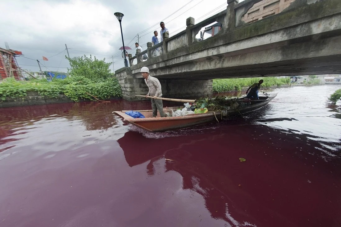 Nước sông bị ô nhiễm ở miền đông Trung Quốc. Ảnh: AP