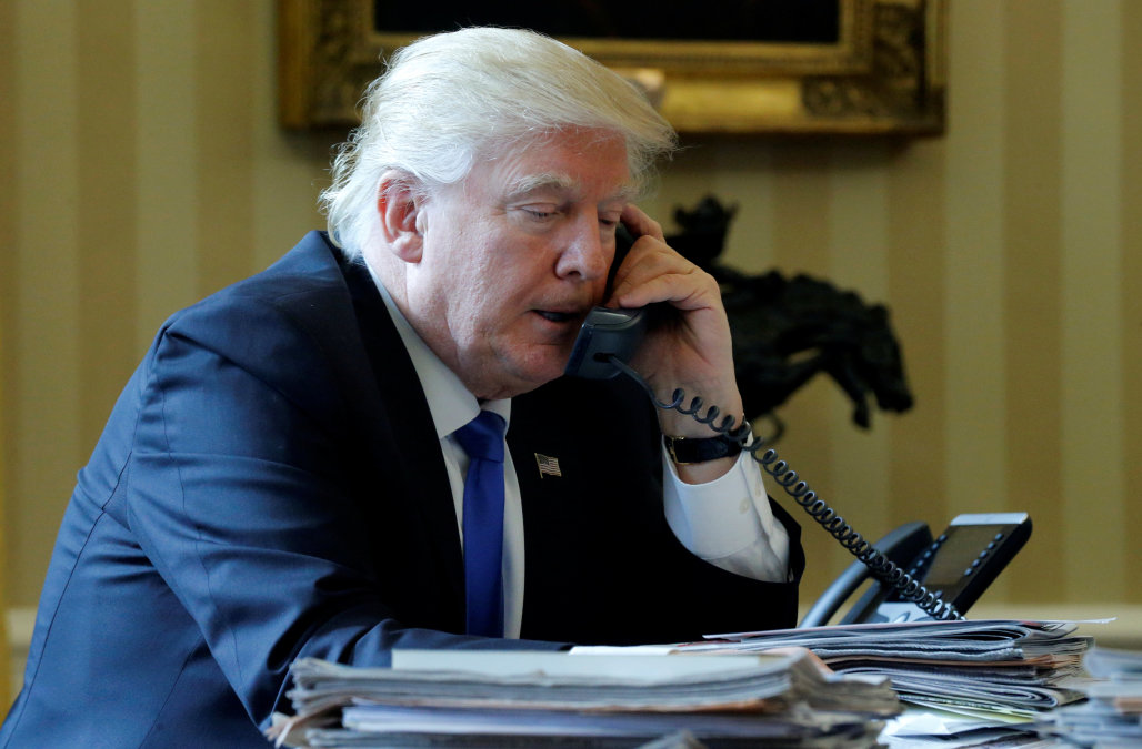 Ông Trump xem lại mối quan hệ của mình với 10 thành viên đảng Cộng hòa ủng hộ luận tội Tổng thống, theo WSJ (ảnh: Reuters)
