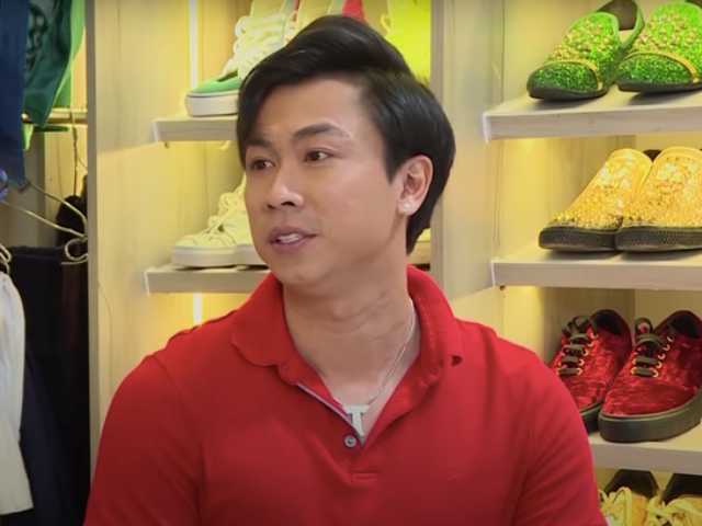 Đời sống Showbiz - "Ông vua hội chợ" tiết lộ từng ngủ gầm sân khấu, nằm luồng xe, trầy trật 10 năm mới nổi tiếng là ai?