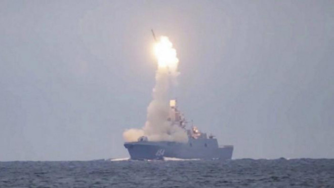Siêu tên lửa Zircon được phóng từ tàu hộ vệ Đô đốc Gorshkov, đánh trúng hai mục tiêu trên biển và một mục tiêu trên mặt đất từ khoảng cách 350-500 km, hồi tháng 10/2020