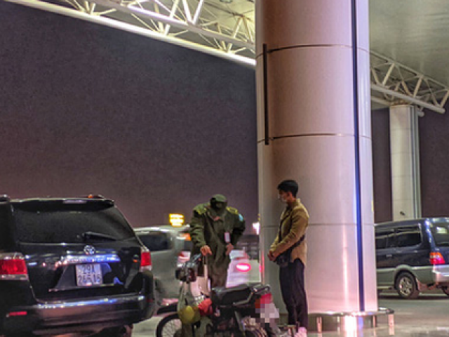 Tin tức trong ngày - Thanh niên phi thẳng xe máy lên tầng 3 sảnh quốc tế ở sân bay Nội Bài