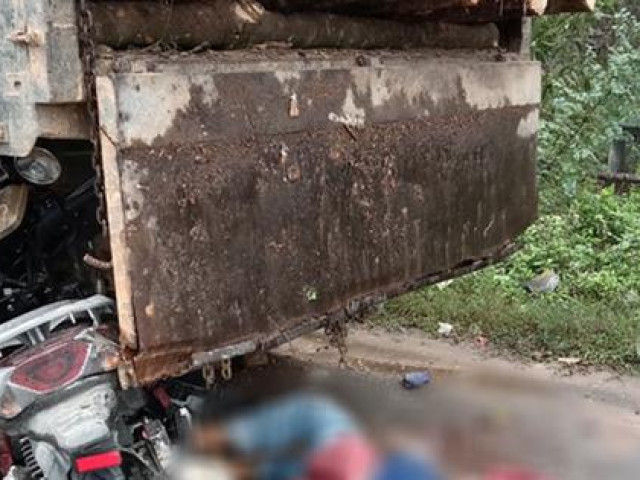 Tin tức trong ngày - Tông vào đuôi xe tải, 2 mẹ con tử vong