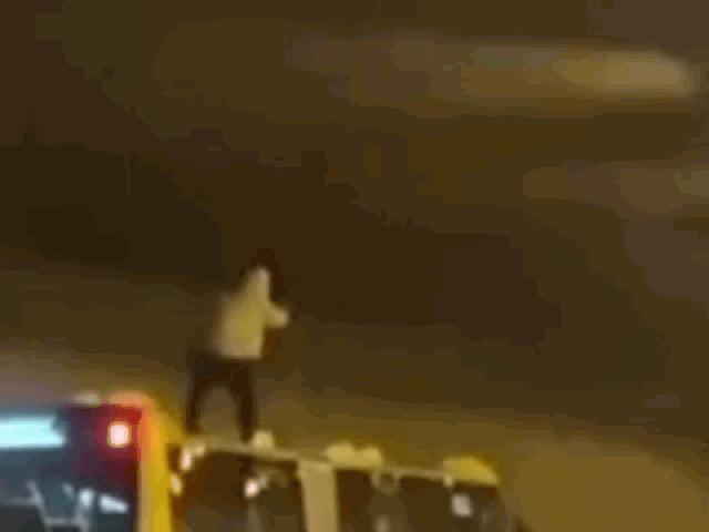 Media - Thanh niên "diễn xiếc" trên nóc ô tô khiến người xem rùng mình