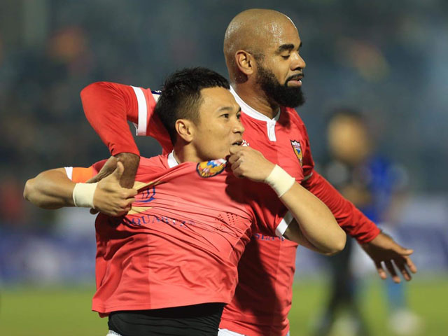 SAO CLB Hà Tĩnh đá hỏng 2 quả 11m gây sốc V-League