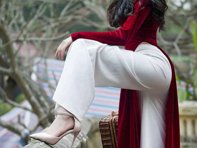 Thời trang - Mặc áo dài truyền thống nhưng tạo dáng phản cảm