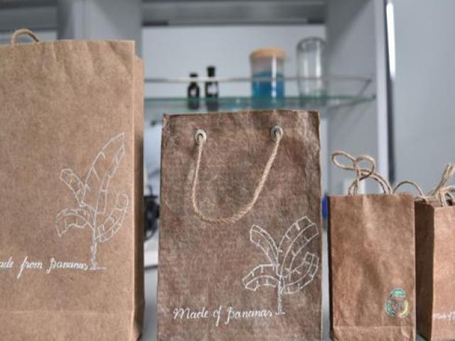 Thị trường - Tiêu dùng - Túi giấy tái chế từ cây chuối của người Việt có gì đặc biệt?