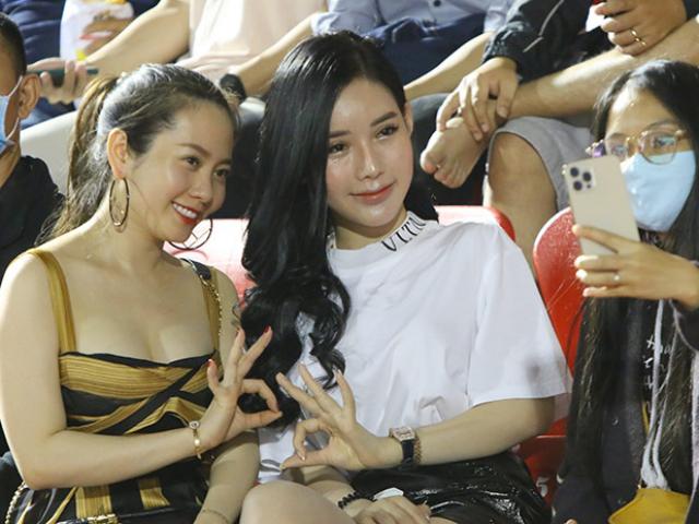 Bóng đá - Hot girl mang "đồ chơi xịn" ra sân “săn” HLV Kiatisak và Công Phượng