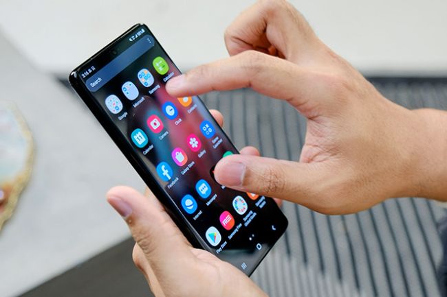 Phiên bản Galaxy S21 Ultra bán tại Việt Nam đi kèm chip Exynos 2100 hứa hẹn cung cấp hiệu suất mạnh mẽ hơn so với bản dùng chip Snapdragon 888. Tuy nhiên, cả hai vẫn đều vận hành trên nền tảng Android 11 với giao diện người dùng One UI 3.5 của Samsung và một số tính năng độc quyền, bao gồm cả S Pen.
