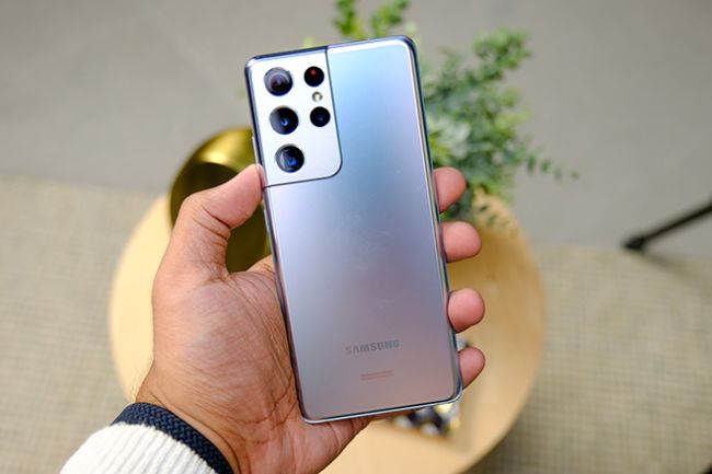 Ngoài hệ thống 4 camera ở mặt sau, phía trước của Galaxy S21 Ultra còn trang bị camera selfie 40 MP có khả năng quay video 4K chất lượng 60 khung hình/giây, trở thành sản phẩm đầu tiên của Samsung có khả năng này.
