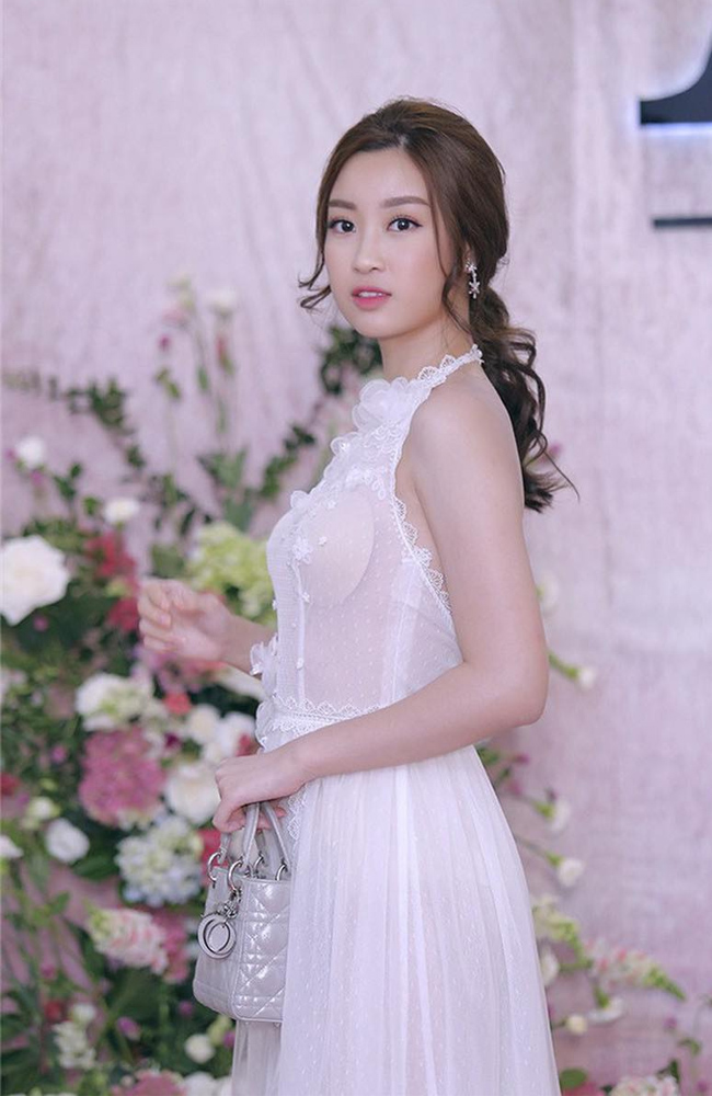 Hoa hậu Đỗ Mỹ Linh gây mất thiện cảm trong trang phục để lộ miếng đệm nâng ngực dày cộp.
