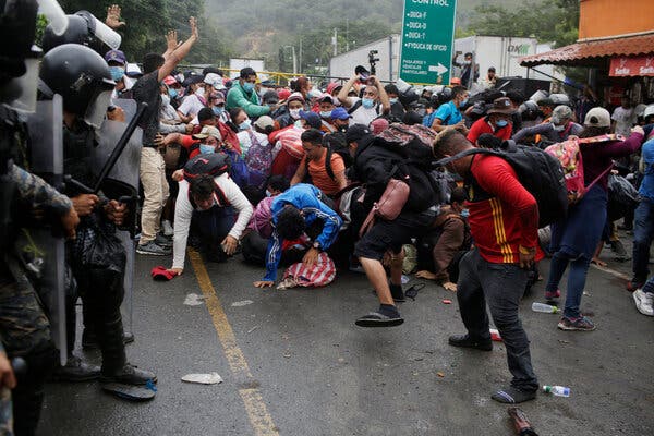 Cảnh sát Guatemala bất lực trước dòng người nhập cư từ Honduras (ảnh: NY Times)