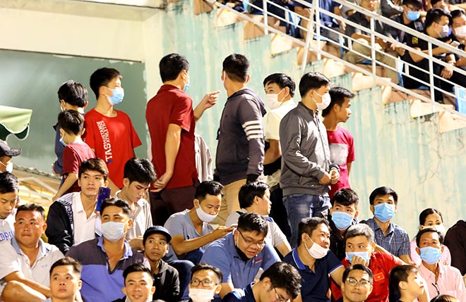 Trận đấu giữa Sài Gòn FC và HAGL trong khuôn khổ vòng 1 V-league 2021 diễn ra tối ngày 17/1 đã thu hút một lượng khán giả lớn đến sân vận động Thống Nhất. Thậm chí ở các khán đài A và B, nhiều khán giả phải đứng theo dõi vì không còn một chỗ ngồi nào