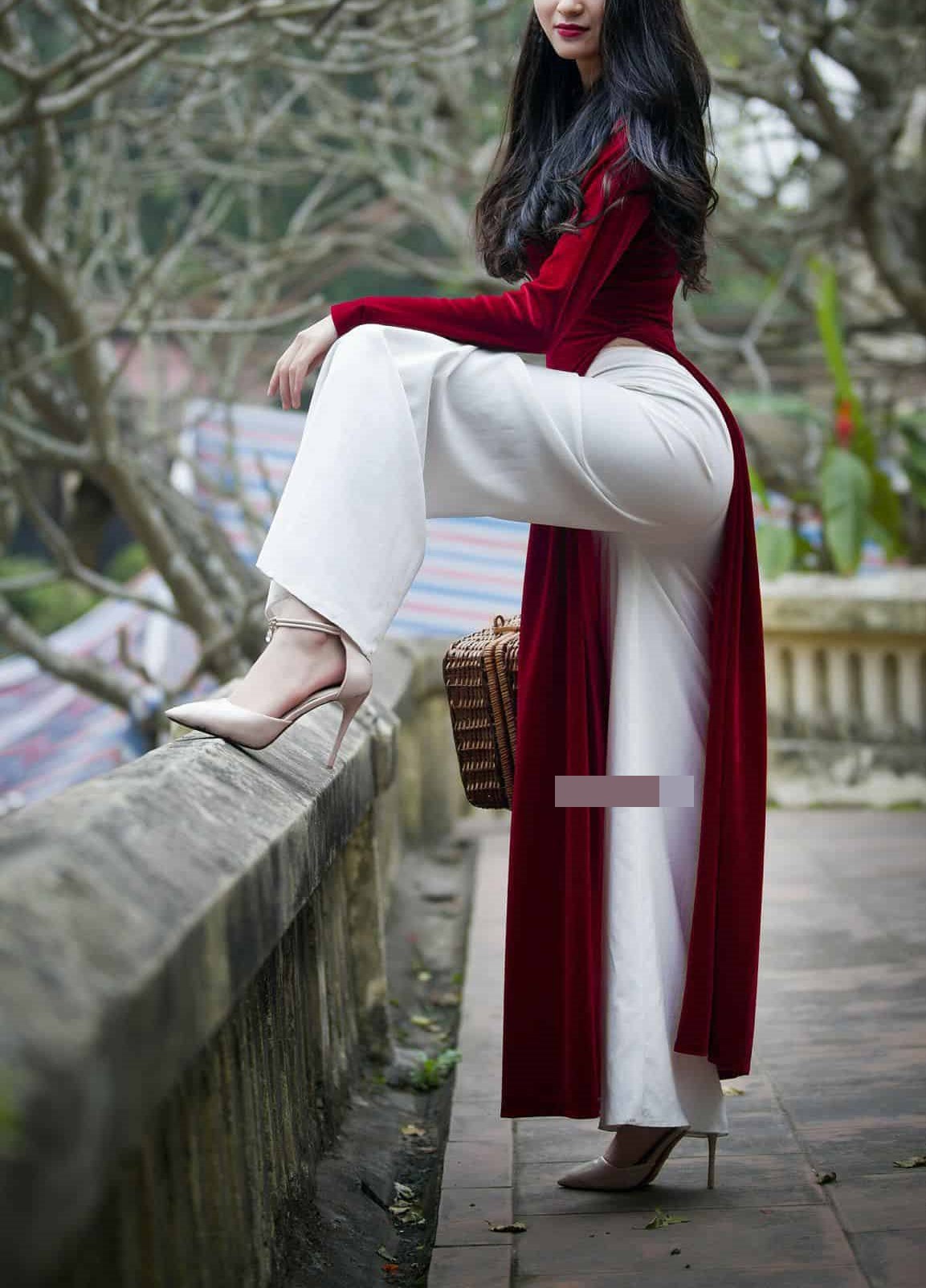 Áo dài truyền thống: Áo dài truyền thống là trang phục đẹp và quý giá của dân tộc Việt Nam. Hãy chiêm ngưỡng những bức ảnh tuyệt đẹp về áo dài, khiến bạn cảm thấy tự hào về vẻ đẹp và nét văn hóa của đất nước.