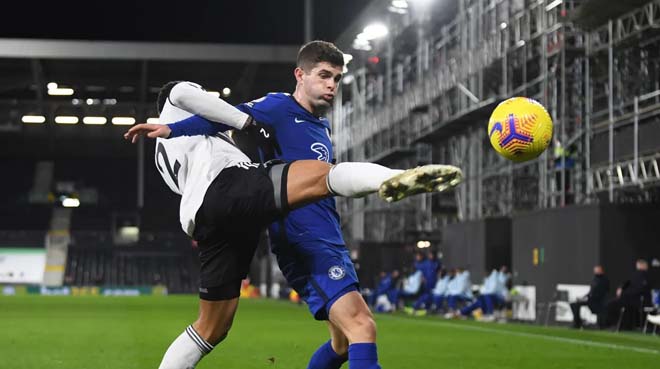 Chelsea (áo xanh) gặp nhiều khó khăn trước Fulham