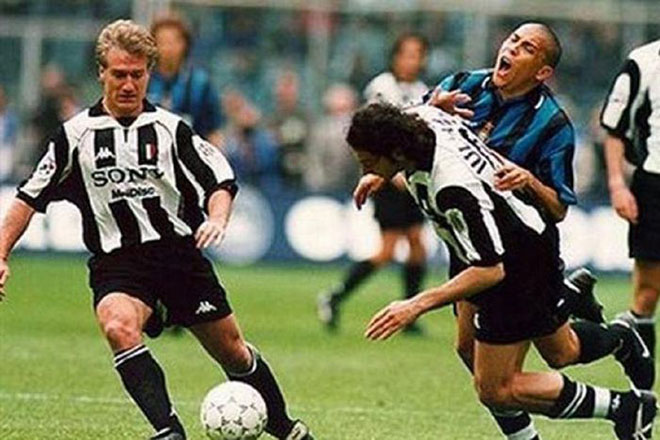 Ronaldo trong trận đấu Inter - Juventus năm 1998