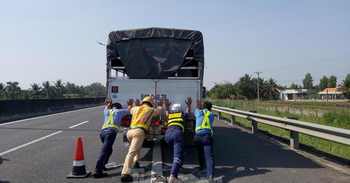 Tin tức trong ngày - Tài xế dừng xe trên cao tốc TP. HCM – Trung Lương để... ngủ
