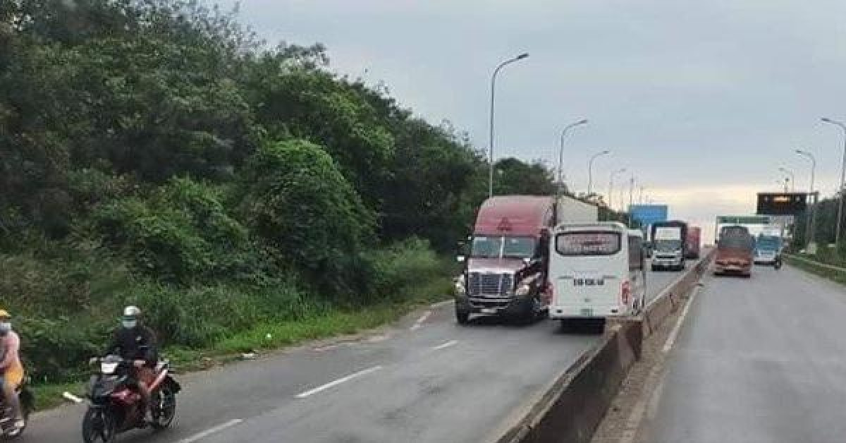 Tin tức trong ngày - Xe khách lao ngược chiều trên Quốc lộ 1 ở Đồng Nai: Đã xử sao?