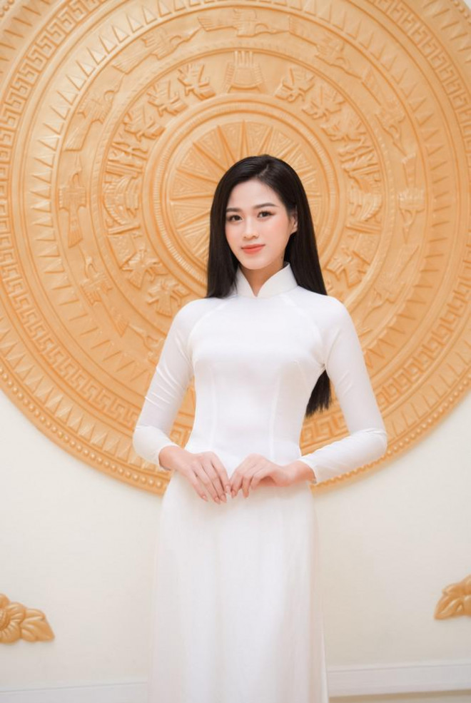 Đảm nhận cương vị mới, Đỗ Thị Hà khoe vẻ đẹp tinh khôi trong tà áo dài trắng - 4