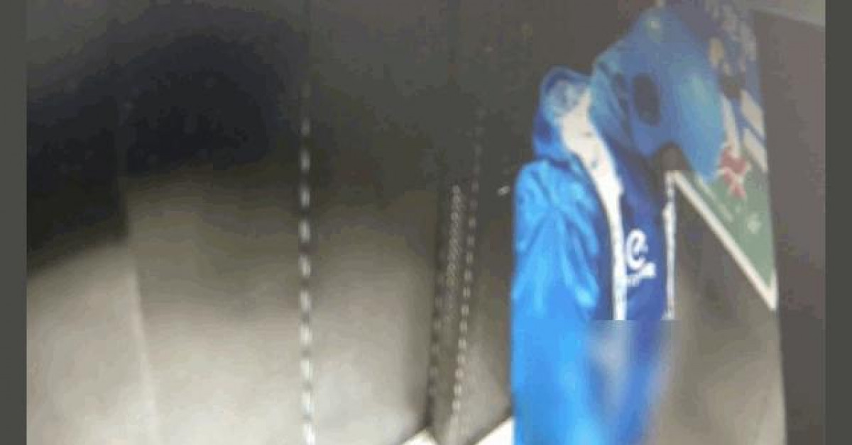 Bạn trẻ - Cuộc sống - Clip: Shipper thản nhiên đi tiểu trong thang máy chung cư