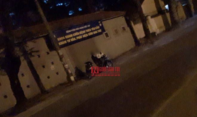 Những cô gái bán dâm ngồi chờ khách dưới đêm đông lạnh giá.