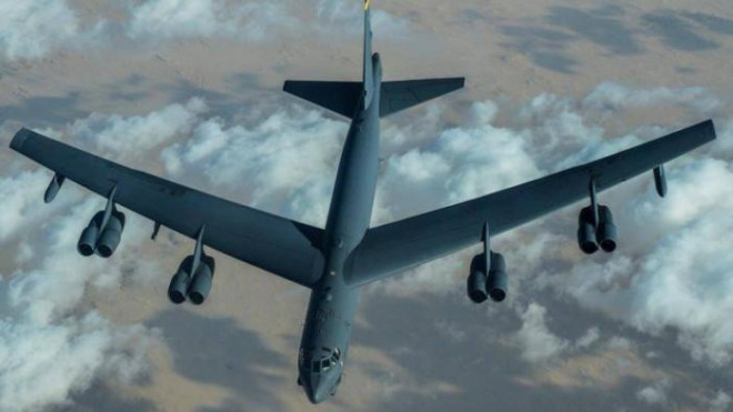 Máy bay B-52 của Không lực Mỹ diễu qua bầu trời Trung Đông