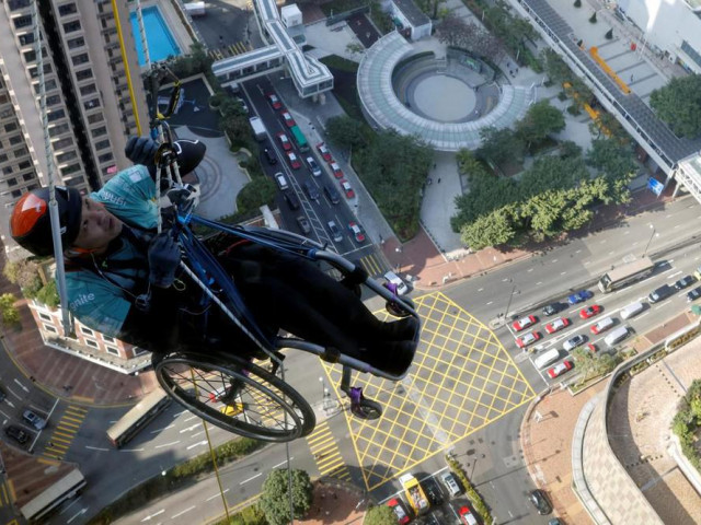 Phi thường - kỳ quặc - Dùng xe lăn leo nhà chọc trời