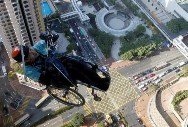 Dùng xe lăn leo nhà chọc trời - 1