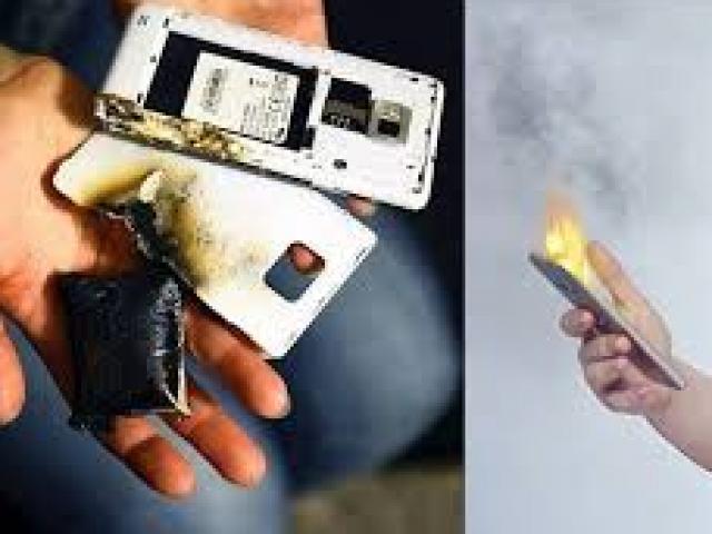 Tin tức trong ngày - Điện thoại đang sạc phát nổ làm nát bàn tay thiếu niên