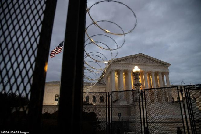 Tại khu vực Đồi Capitol, một hàng rào cao 2m gắn dây thép gai đã được dựng sẵn để đề phòng đám đông quá khích.