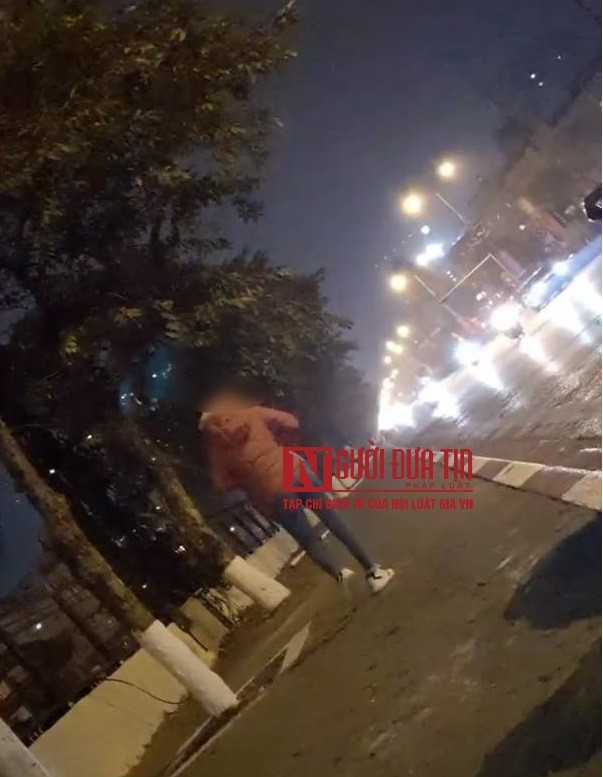 Một gái mại dâm đang đi qua, đi lại trong đêm đông giá lạnh và chờ khách.